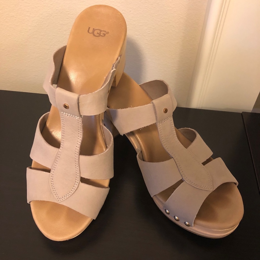 UGG clog platform sandals in tan size 10